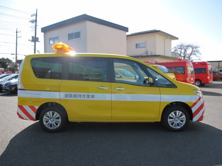 道路維持車　セレナ①