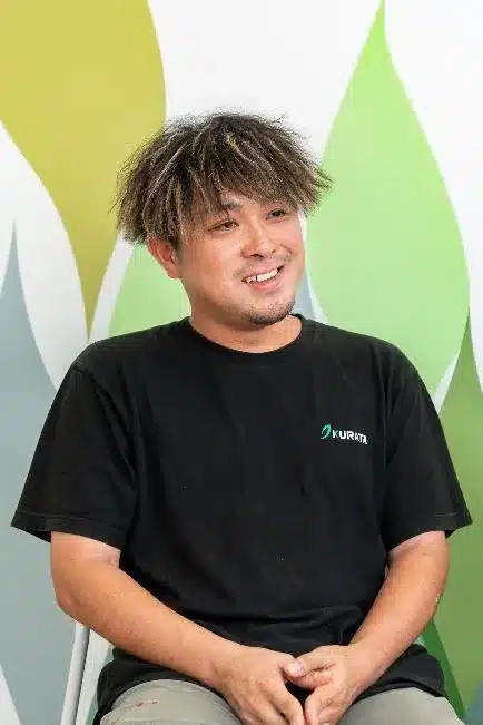 図面にない曲線も手作業で叩き出す高度な現号合わせの技術と車への深い情熱を持つ板金職人の佐々木一真