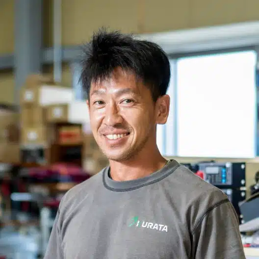 100本を超える配線を美しく正確に車内へ通す電装のプロフェッショナルである座間登真