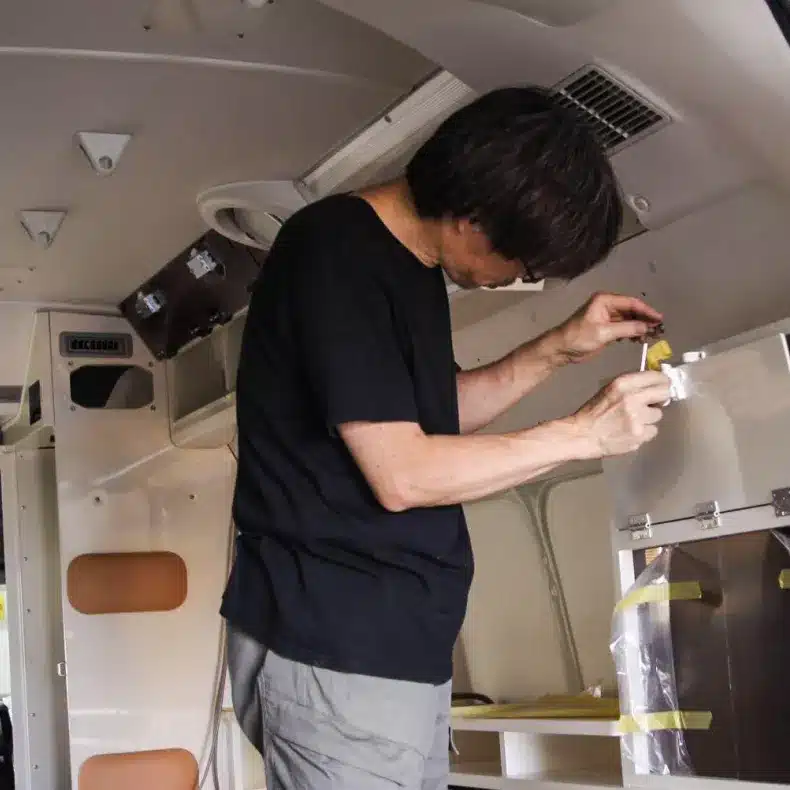 警察や消防およびインフラ管理の現場における運用場面を想定し車内レイアウトを逆算して設計する様子