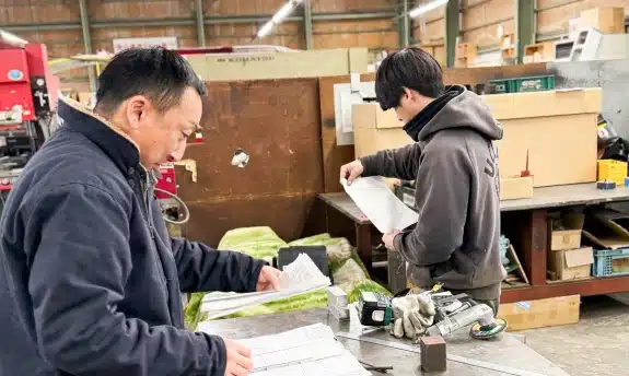 パトカーや消防車などの緊急車両が過酷な現場で確実に稼働するための堅牢性を現場で造り込む熟練の作業