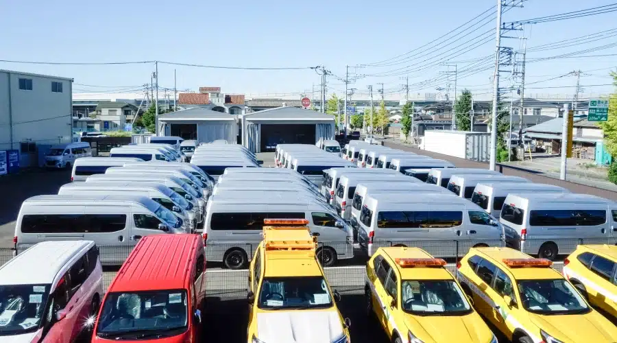 社会インフラを支える特殊車両の細部までこだわりを込めて作り込む熟練技術スタッフの作業