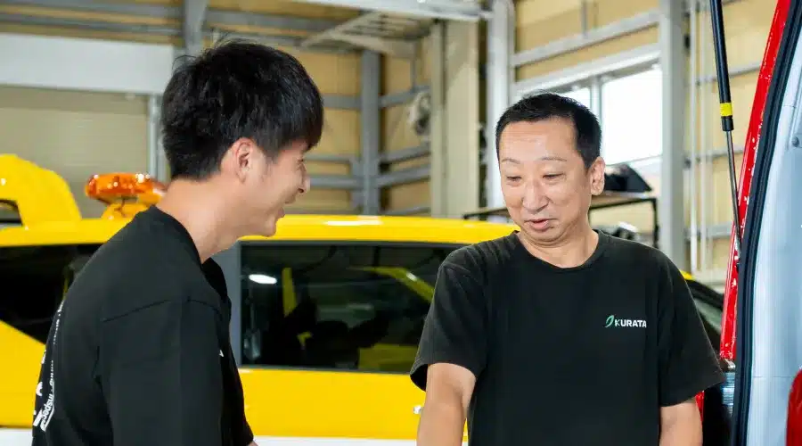 最高のチームワークを発揮して高品質な特装車づくりを追求する株式会社クラタの若手技術スタッフ