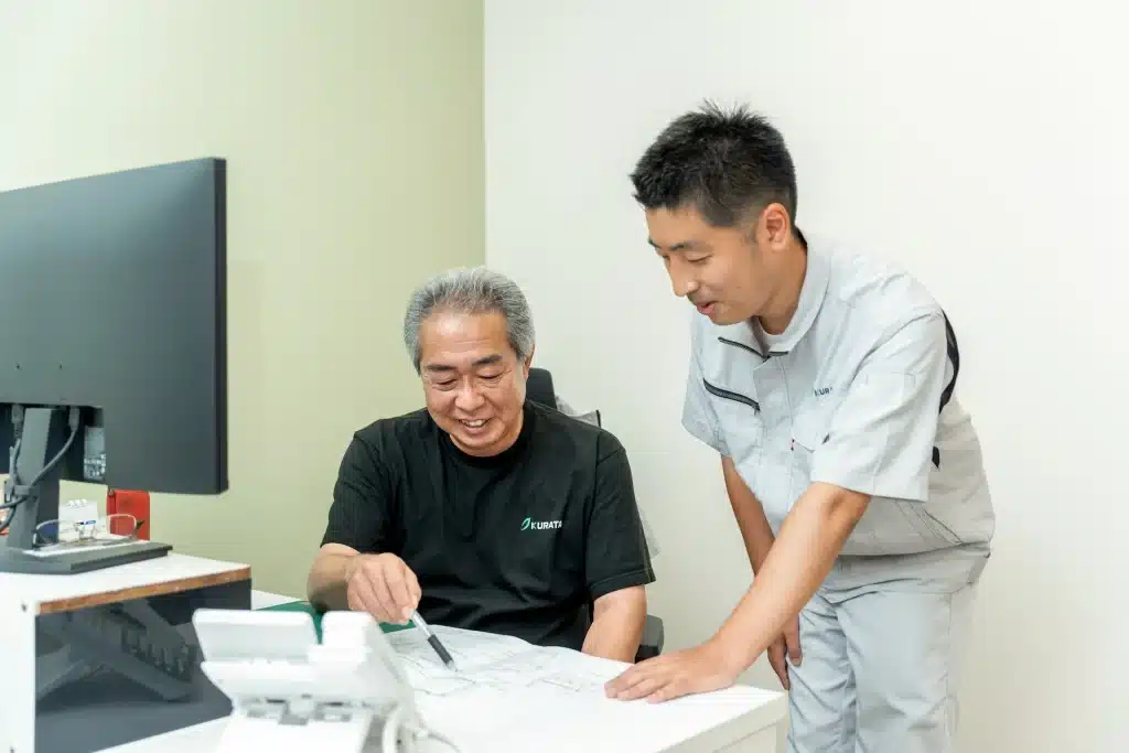 疑問や作業上の課題を先輩社員へ気軽に質問し的確なアドバイスを受けながら安心して作業を進める様子