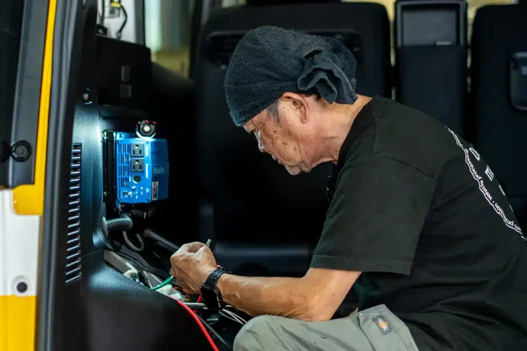 一流の熟練技術者から直接指導を受けながら一生モノの特殊車両架装技術を継承していく製造現場